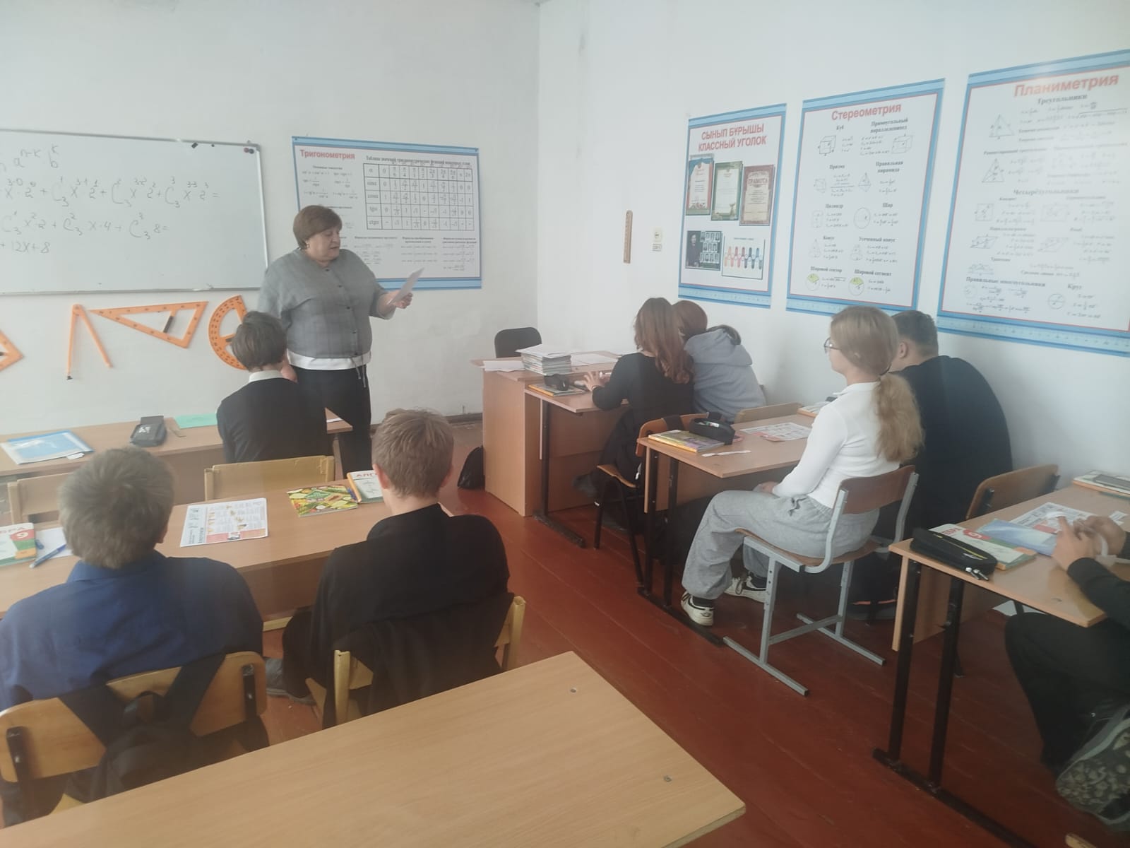 Оқушылармен &quot;Алкоголь және оның әлеуметтік салдары&quot; тақырыбында сынып сағаты өткізілді, оны әлеуметтік педагог С.Н.Воропаева өткізді.