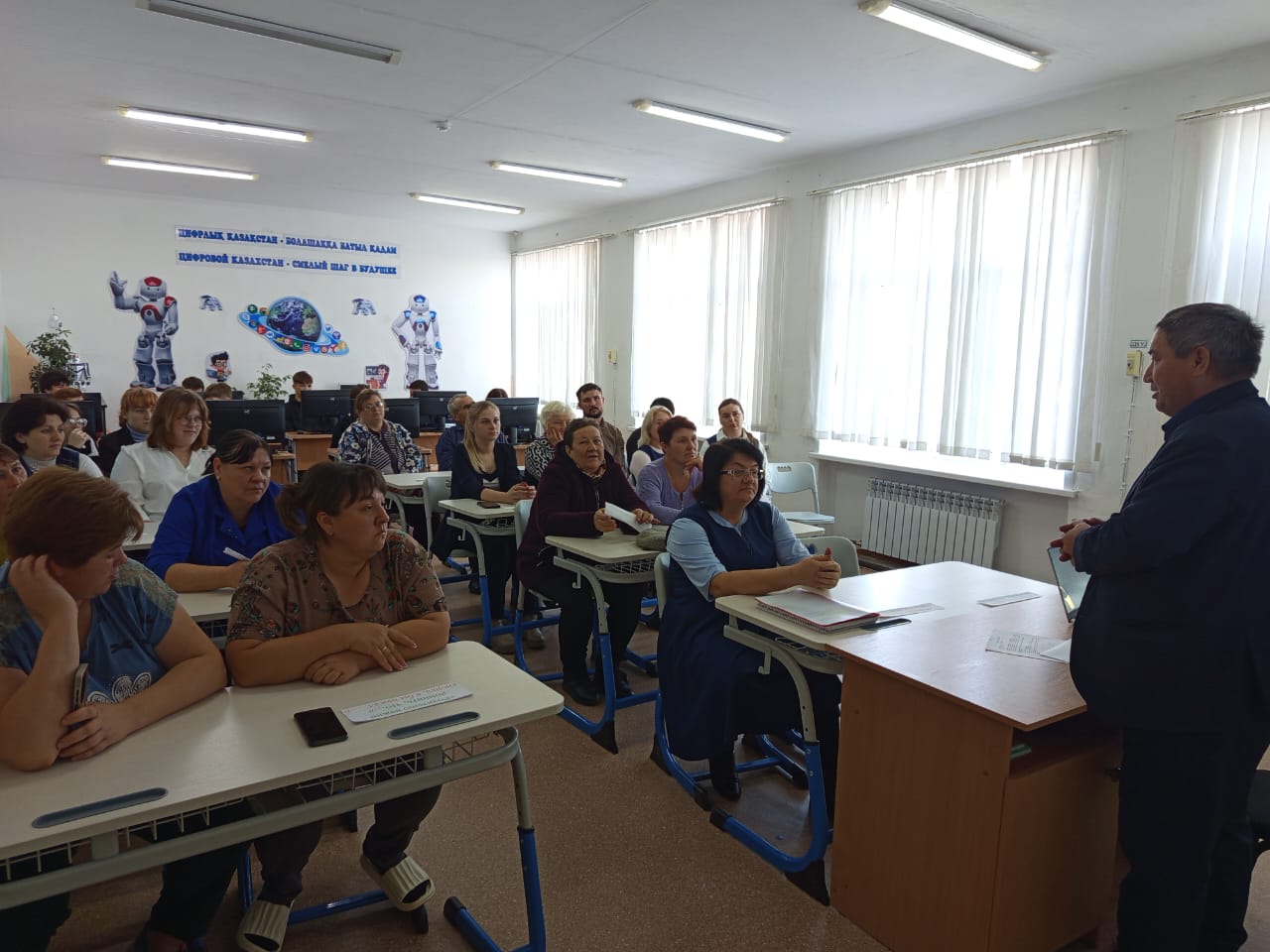 21 қазанда &quot;Ясновка орта мектебі&quot; КММ жоғары оқу орнынан кейінгі білім беру ұйымдарына түсу үшін іріктеу емтихандарының негізгі нысандарының бірі – ұлттық бірыңғай тестілеуге (ҰБТ) арналған 11 сынып оқушылары мен ата-аналарға арналған жиналыс өтті.