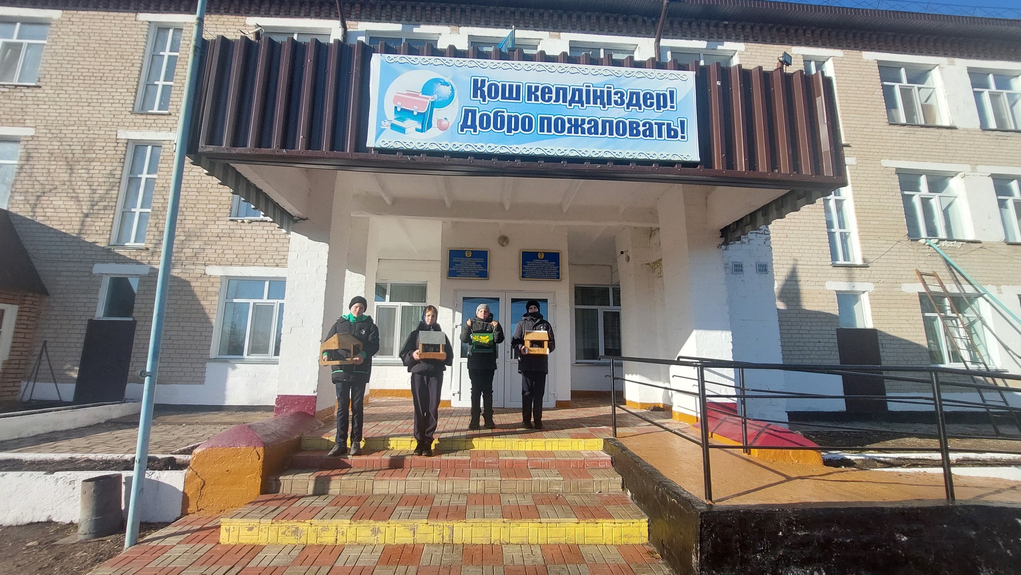 &quot;Құстарды тамақтандыру&quot; экологиялық акциясы аясында &quot;Ясновка орта мектебі&quot; КММ 7-сынып оқушылары еөркем еңбек мұғалімі Г.И.Глушаковпен бірге жақсы және пайдалы іске-құстарға жем салғыштар жасауға қатысты.