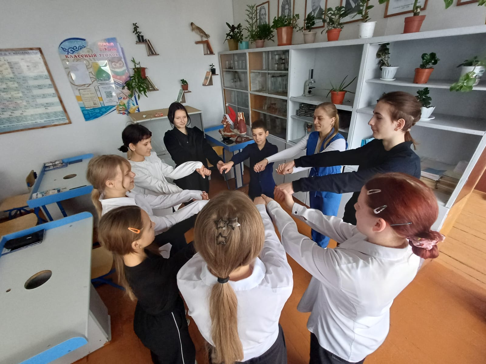 Ата-аналарды педагогикалық қолдау орталығының жұмысы аясында сынып жетекшісі К.Н.Бугаева педагог-психолог А.Н.Ахмулинамен бірлесіп «Тәжірибені түсіну және ішкі күш» тақырыбында сабақ өткізді.