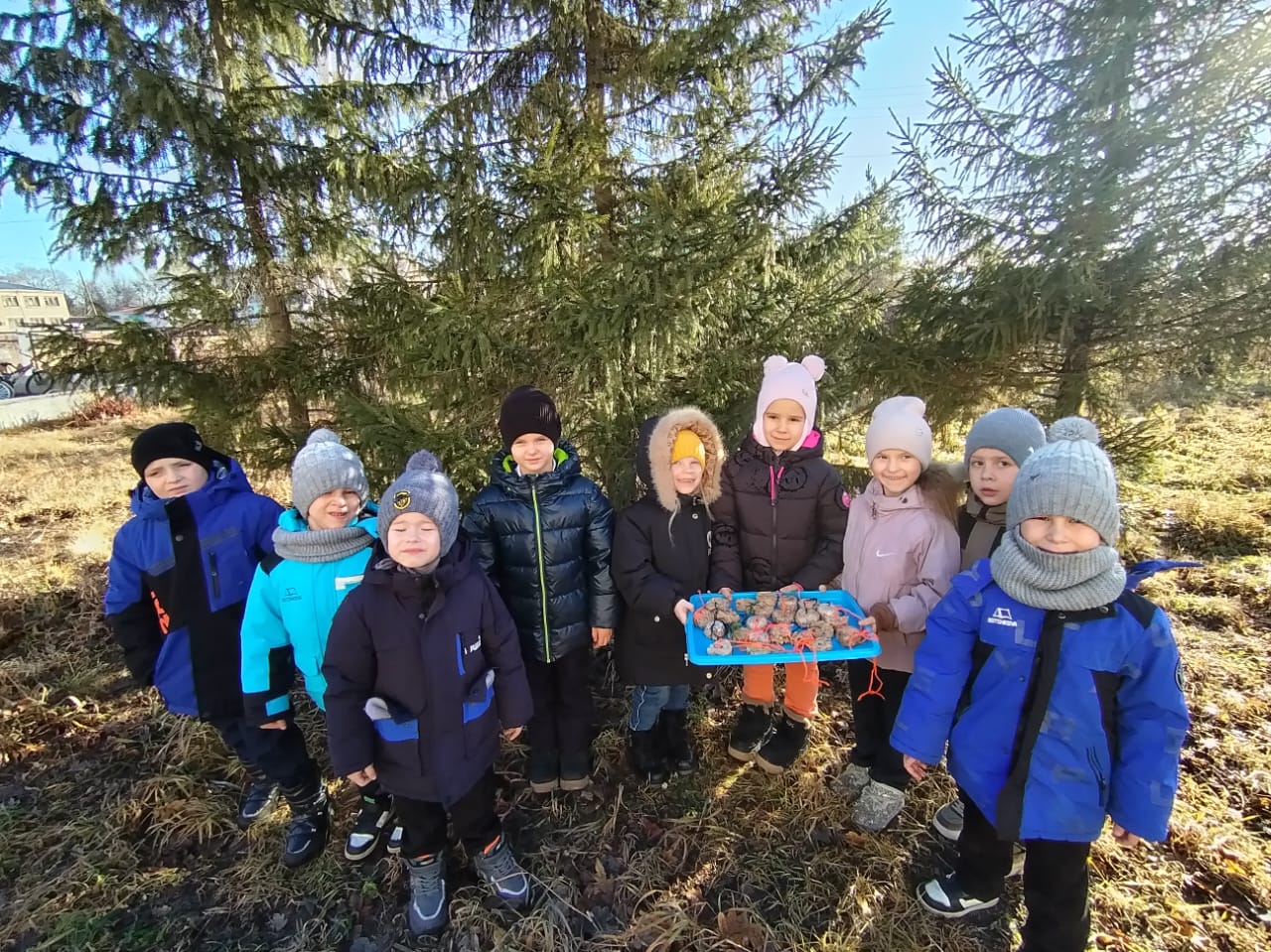 Аға тәлімгер У.Ю.Семенова біздің ең жас оқушыларымыз – бірінші сынып оқушылары үшін жеуге жарамды қоректендіргіштер дайындау бойынша қызықты шеберлік сағатын өткізді.