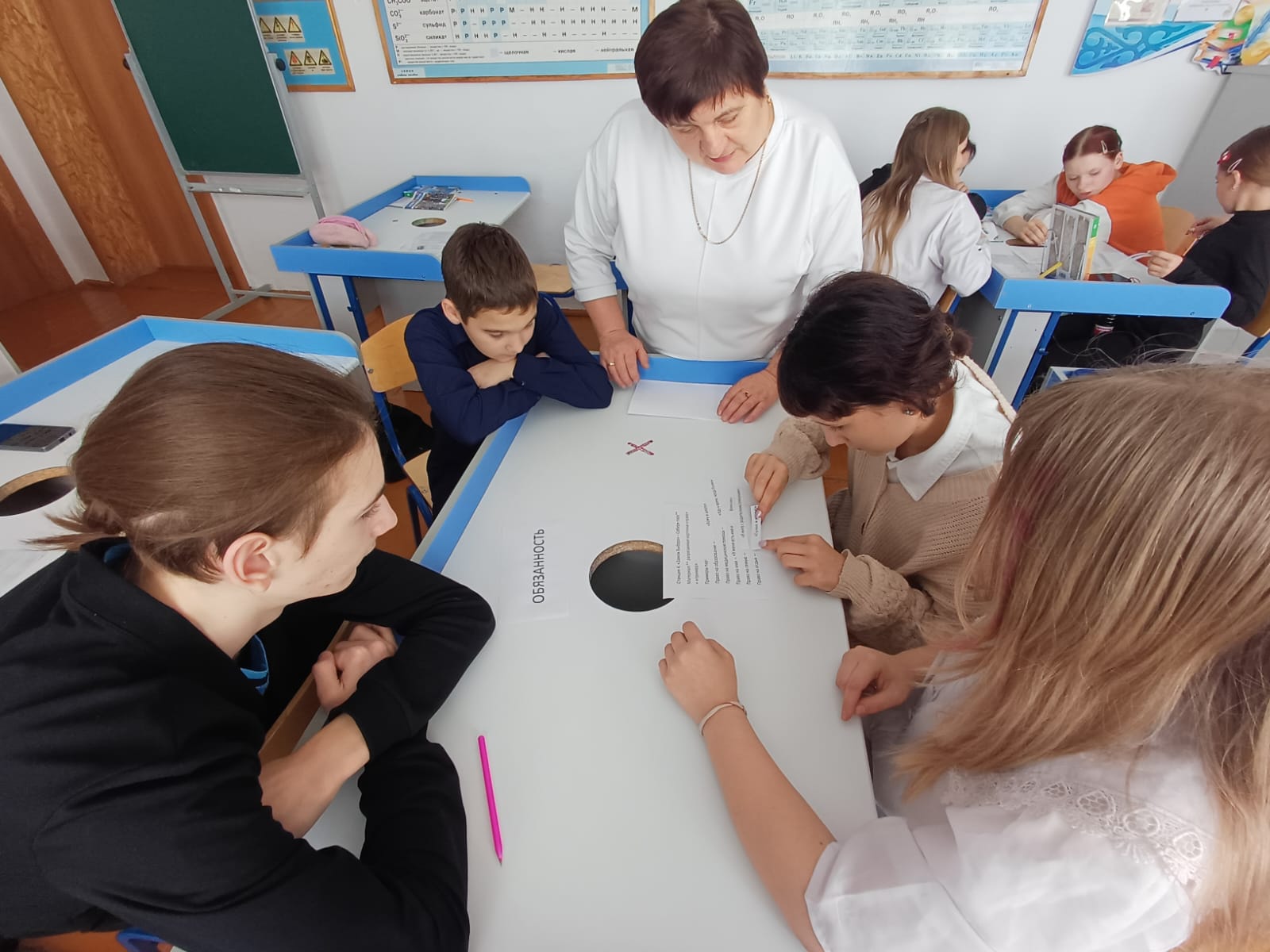 В рамках плана мероприятий, приуроченных к Всемирному дню ребенка, социальным педагогом Воропаевой С.Н. в нашей школе была проведена познавательная и интерактивная викторина «Я и мои права» для учащихся 8 класса.