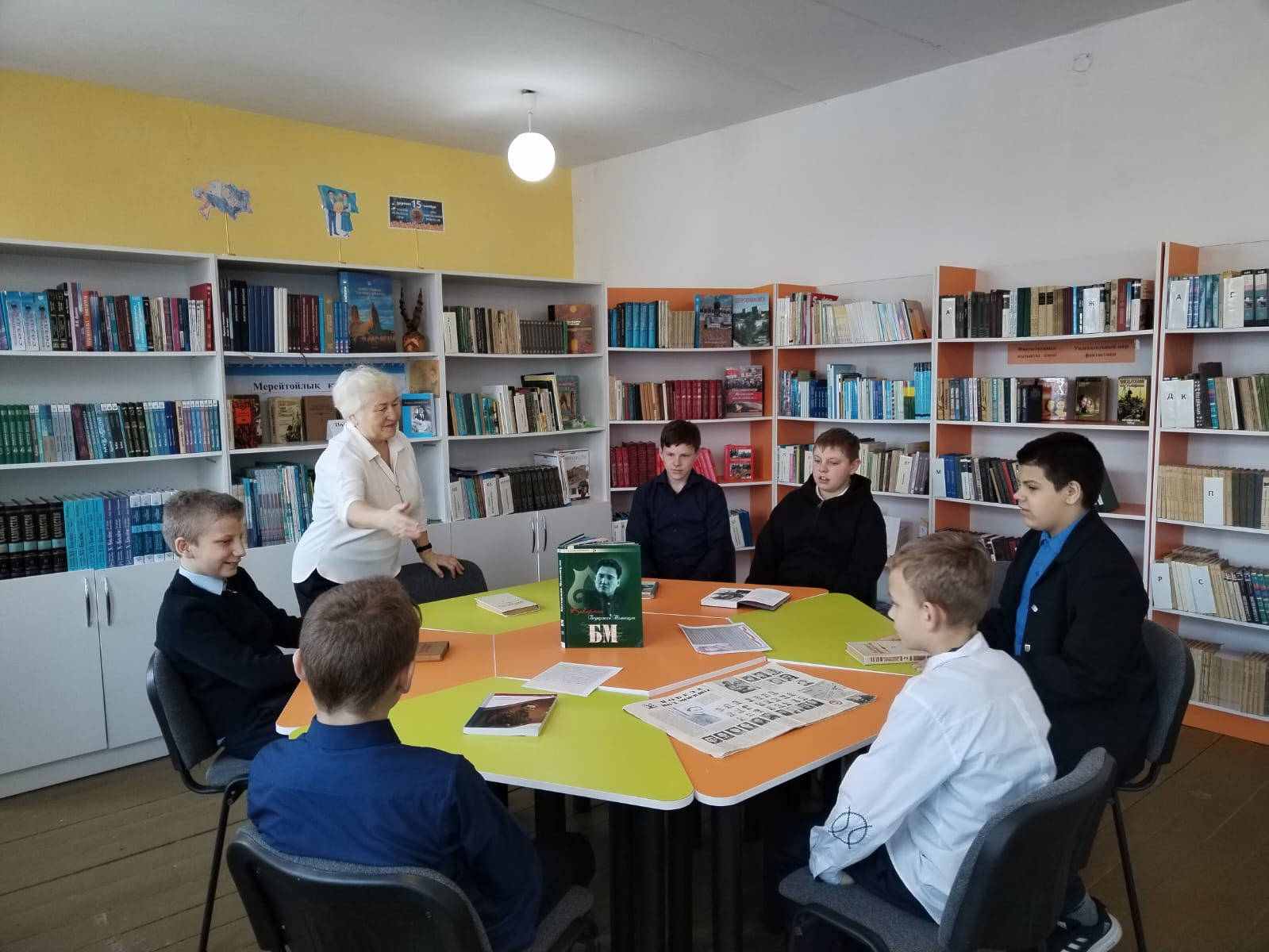 Халық қаһарманы, жазушы Бауыржан Момышұлының туғанына 115 жыл толуына орай 6-7 сынып оқушылары үшін кітапханашы Н.Г.Зибареваның ұйымдастыруымен танымдық іс-шара өтті.