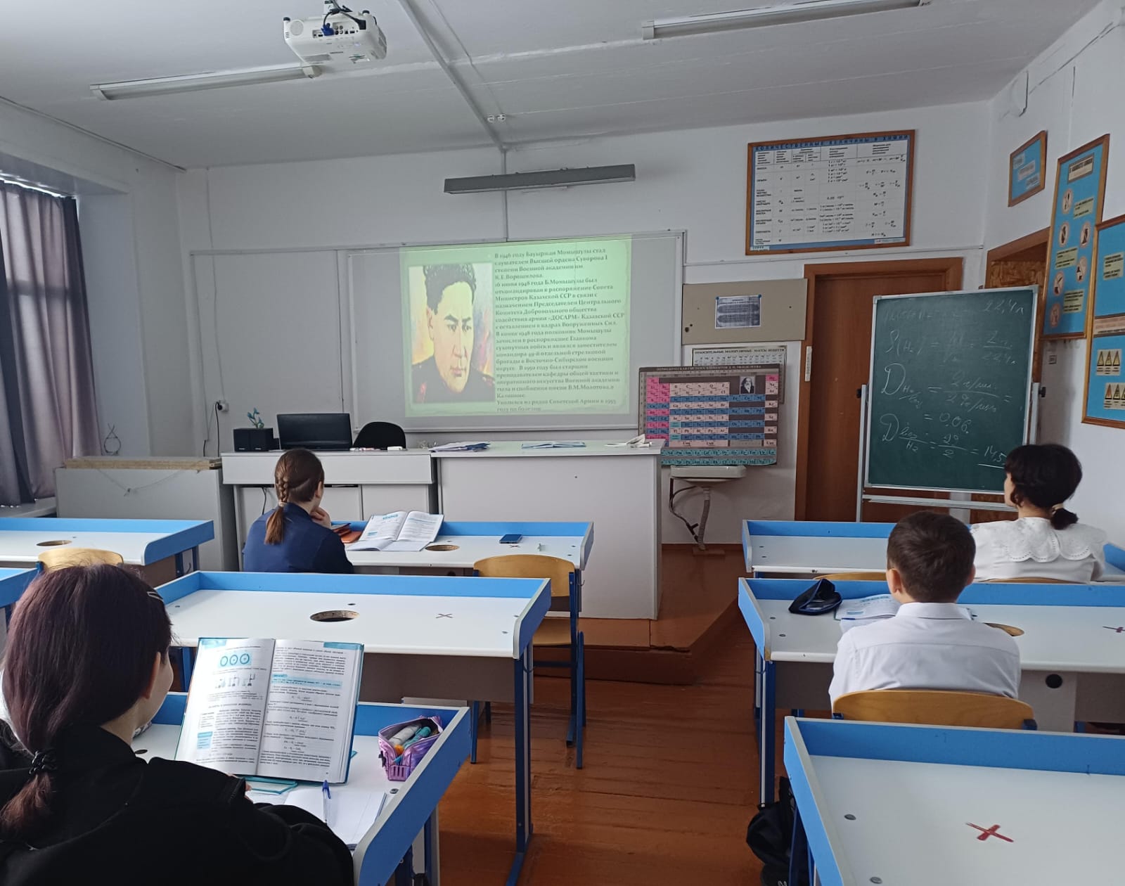 Халық қаһарманы, аты аңызға айналған қолбасшы және көрнекті жазушы Бауыржан Момышұлының туғанына 115 жыл толуы қарсаңында 8 сынып оқушылары үшін тақырыптық сынып сағаты өтті.