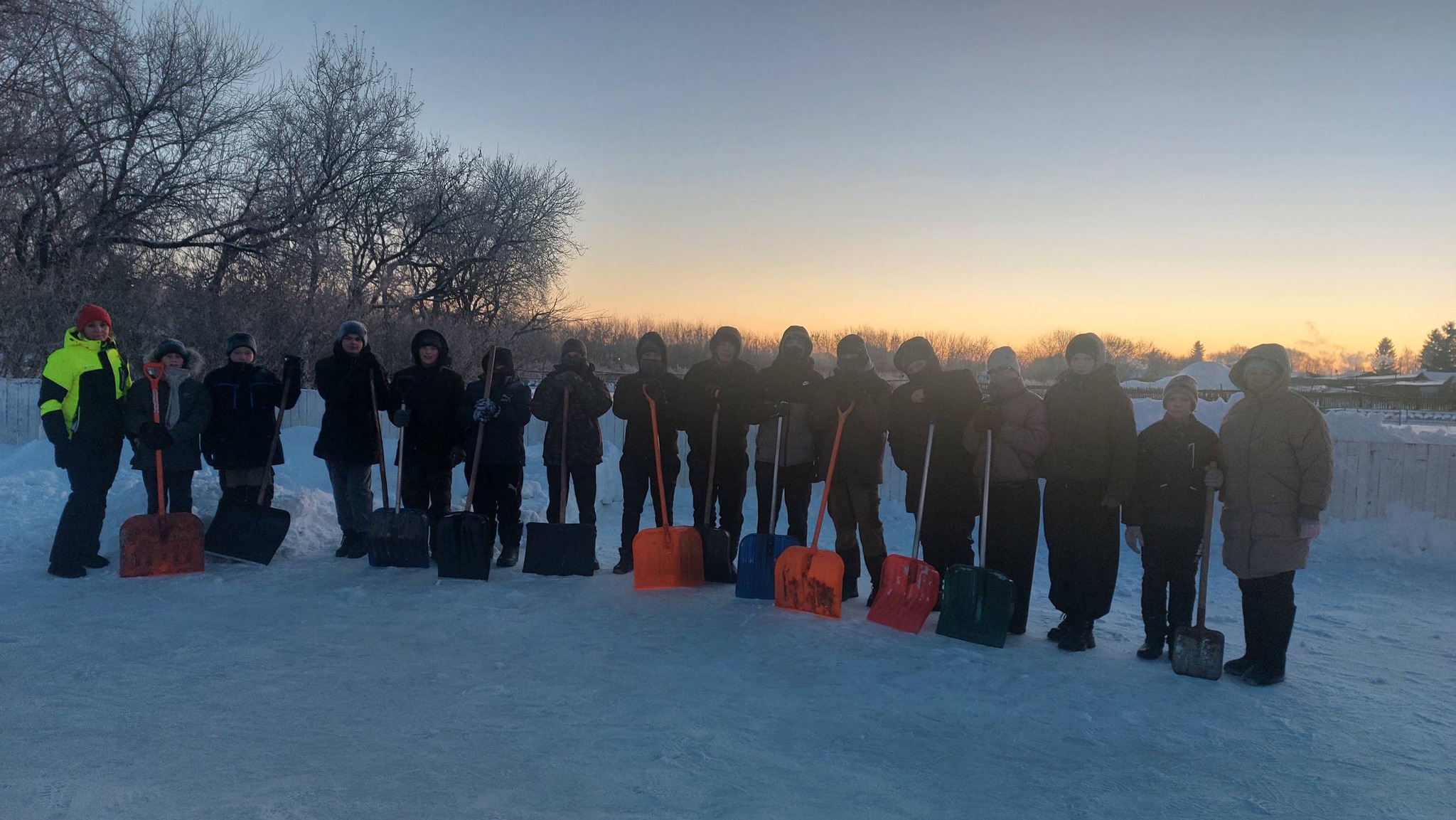 13 января учащиеся и работники школы КГУ "Ясновская средняя школа" приняли активное участие в очистке катка от снега.  